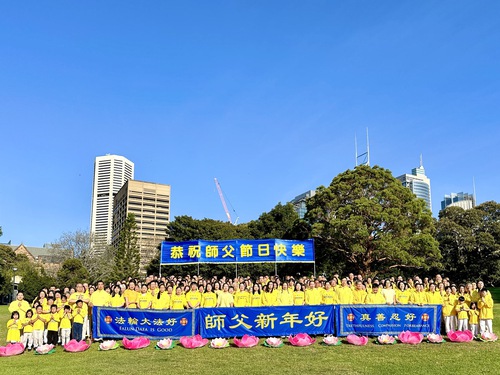 Falun Dafa practitioners in Sydney wish Master Li a happy New Year.

