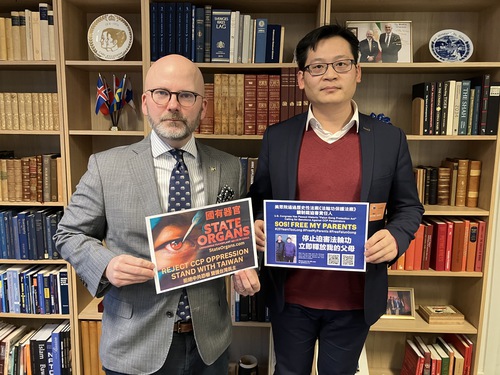 Charlies Wilmers MEP holds a poster that reads “Reject CCP oppression, stand with Taiwan.”

