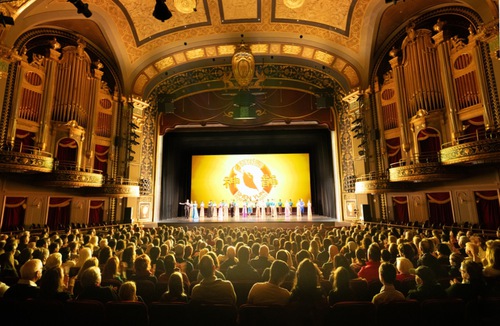 Shen Yun International Company at a packed house at the Palace Theater in Waterbury, Connecticut, on the afternoon of December 28. The company presented two performances in Waterbury on December 28. (The Epoch Times)

