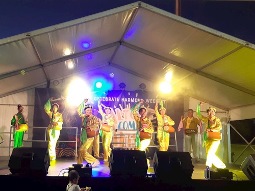 Practitioners perform the waist drums on stage

