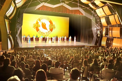 Shen Yun Touring Company at a packed house at the McAllen Performing Arts Centre in McAllen, Texas, on the afternoon of March 2 (The Epoch Times)

