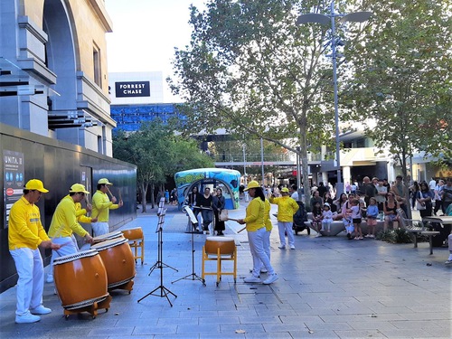 Practitioners gave a drum performance.

