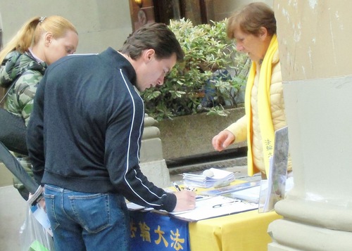 People sign the petition in support of Falun Gong.

