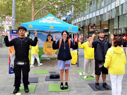 People learn the Falun Gong exercises.

