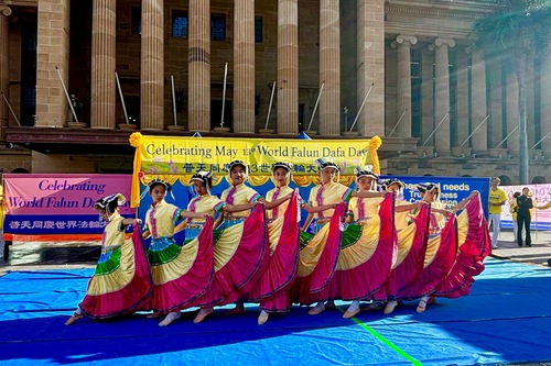 Falun Dafa practitioners celebrate World Falun Dafa Day with a colorful performance, bringing happiness and hope to the local people.

