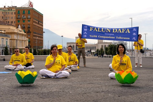 Practitioners perform the Falun Dafa exercises in the Plaza de la Municipality of Napoli.

