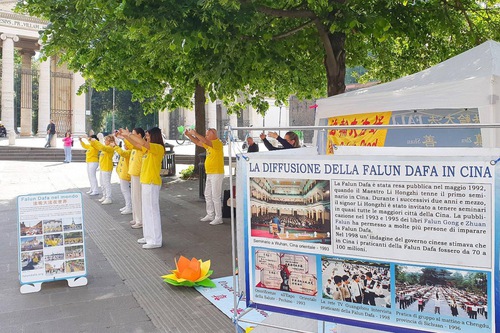 Practitioners in Rome held activities on May 3, 2025, to celebrate World Falun Dafa Day and Master Li’s birthday.

