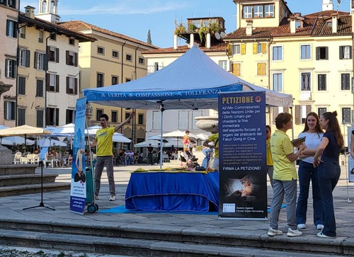 Falun Dafa practitioners hold introductory activities on Piazza Matteotti in Udine on May 31, 2025.


