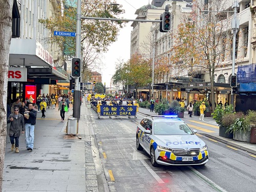 Falun Gong practitioners held a march on Queen Street in Auckland City, New Zealand, on June 28, 2025. They exposed the ongoing persecution of Falun Gong in China and the tortures practitioners suffered.


