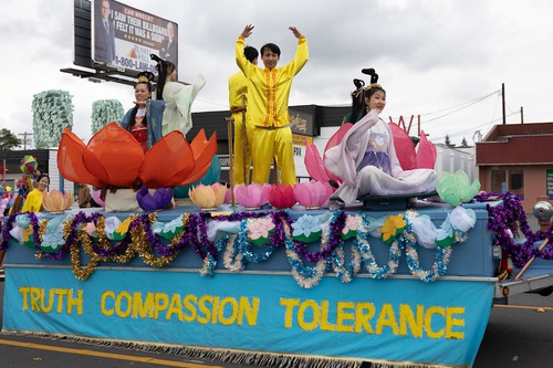 Falun Dafa practitioners participated in the Marysville Strawberry Festival on June 21, 2025.

