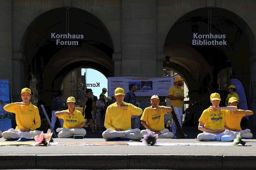 Practitioner did the Falun Dafa exercises in Bern’s city center on June 28.

