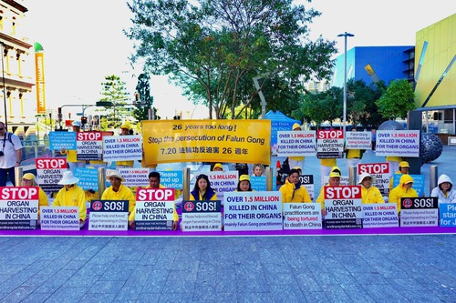 Practitioners held activities in Brisbane Square and Cairns in Queensland to protest the 26-year-long persecution.

