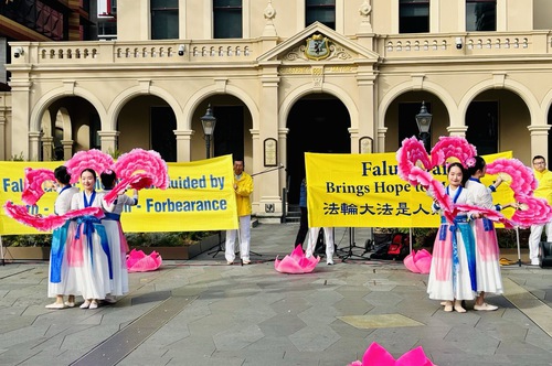 Practitioners gave performances to celebrate Falun Dafa’s introduction.

