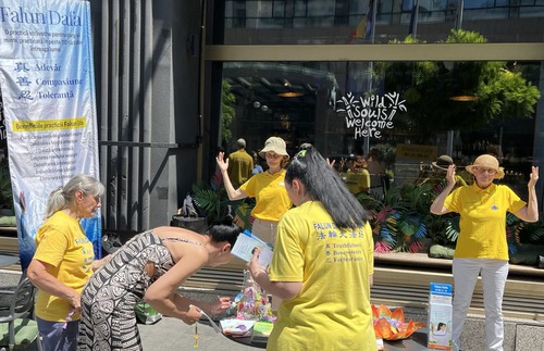 Practitioners held an event on Victoria Avenue in Bucharest on June 22, 2025, to tell people about Falun Dafa.

