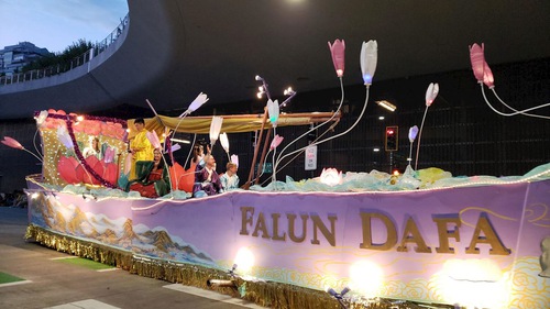 Practitioners participated in the Seafair Torchlight Parade on the evening on July 26, 2025. They held banners that read: “Falun Dafa,” “Truthfulness-Compassion-Forbearance,” and “The world needs Truthfulness, Compassion, and Forbearance.” Their boat shaped float and Waist Drum Team were warmly applauded throughout the parade route.

