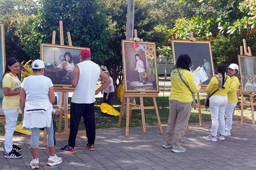 Medellin residents viewed the Art of Zhen Shan Ren International Exhibition artworks and learn about Falun Dafa and the CCP’s persecution in China.

